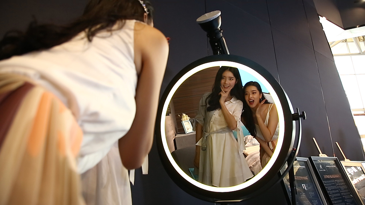 2020年最新顶尖时尚创意-魔镜自拍互动