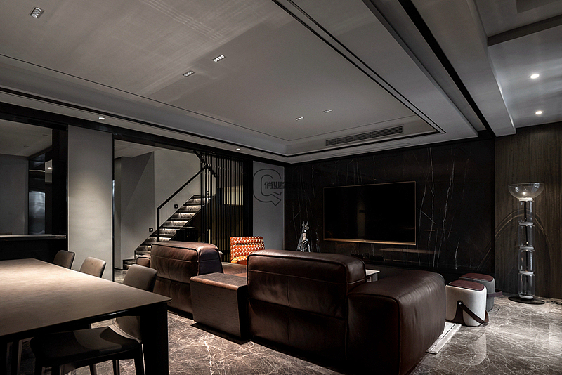 同时,空间灯光设计方面,抛弃笨重的吊灯或吸顶灯,通过内嵌式的筒灯