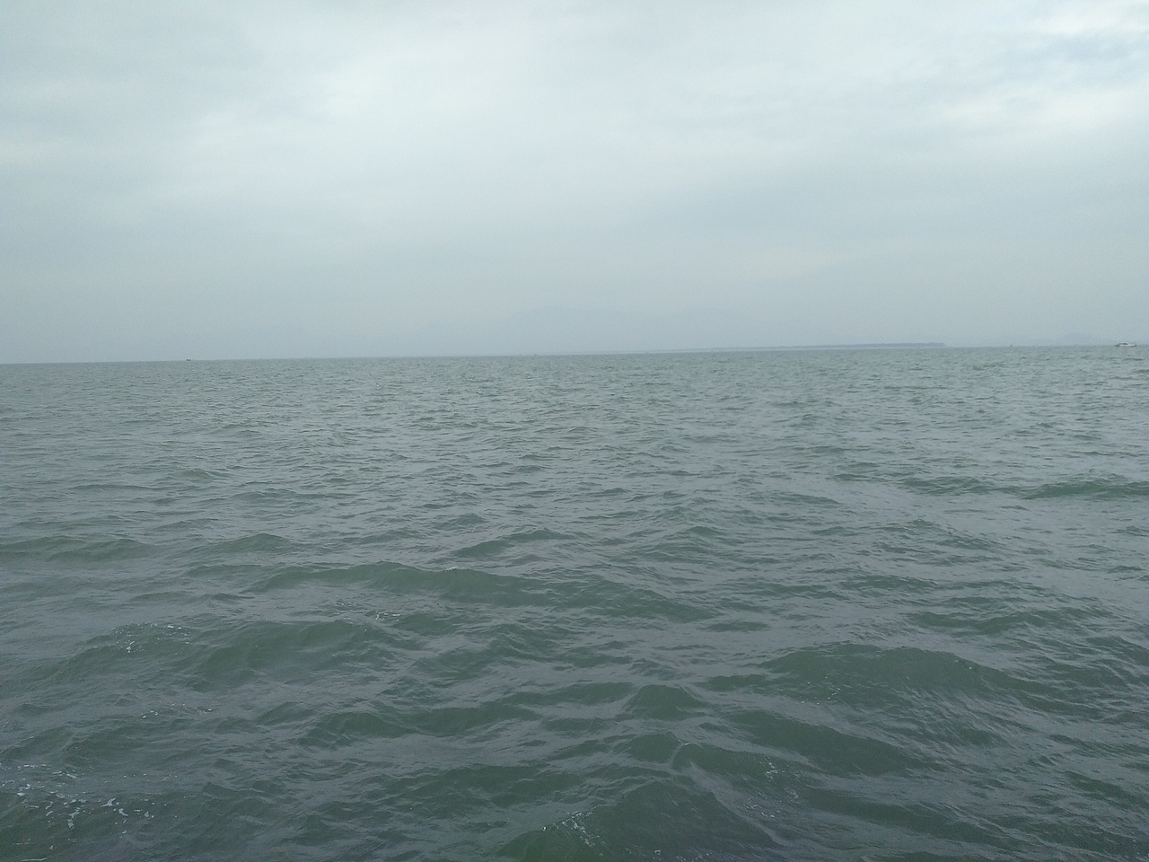 站在海边看着一望无际的大海吹着海风让人心情舒畅（图ZOTg3OTA4NjA=） - 风光摄影 - 站酷设计师夏日柠檬草原创素材 - 站酷ZCOOL