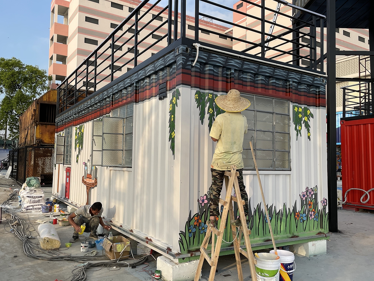 历时两个月的时间集装箱手绘画终于完成了