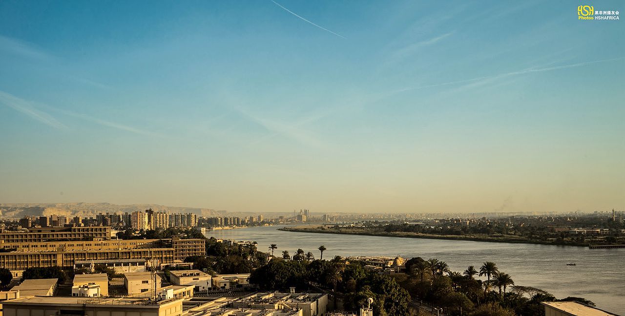 我住的地方靠近尼罗河，日落前，我登上屋顶，拍下抵达埃及之后的第一张照片，尼罗河上的风光。
