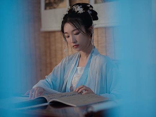 今生君恩还不尽，愿有来生化春泥。
