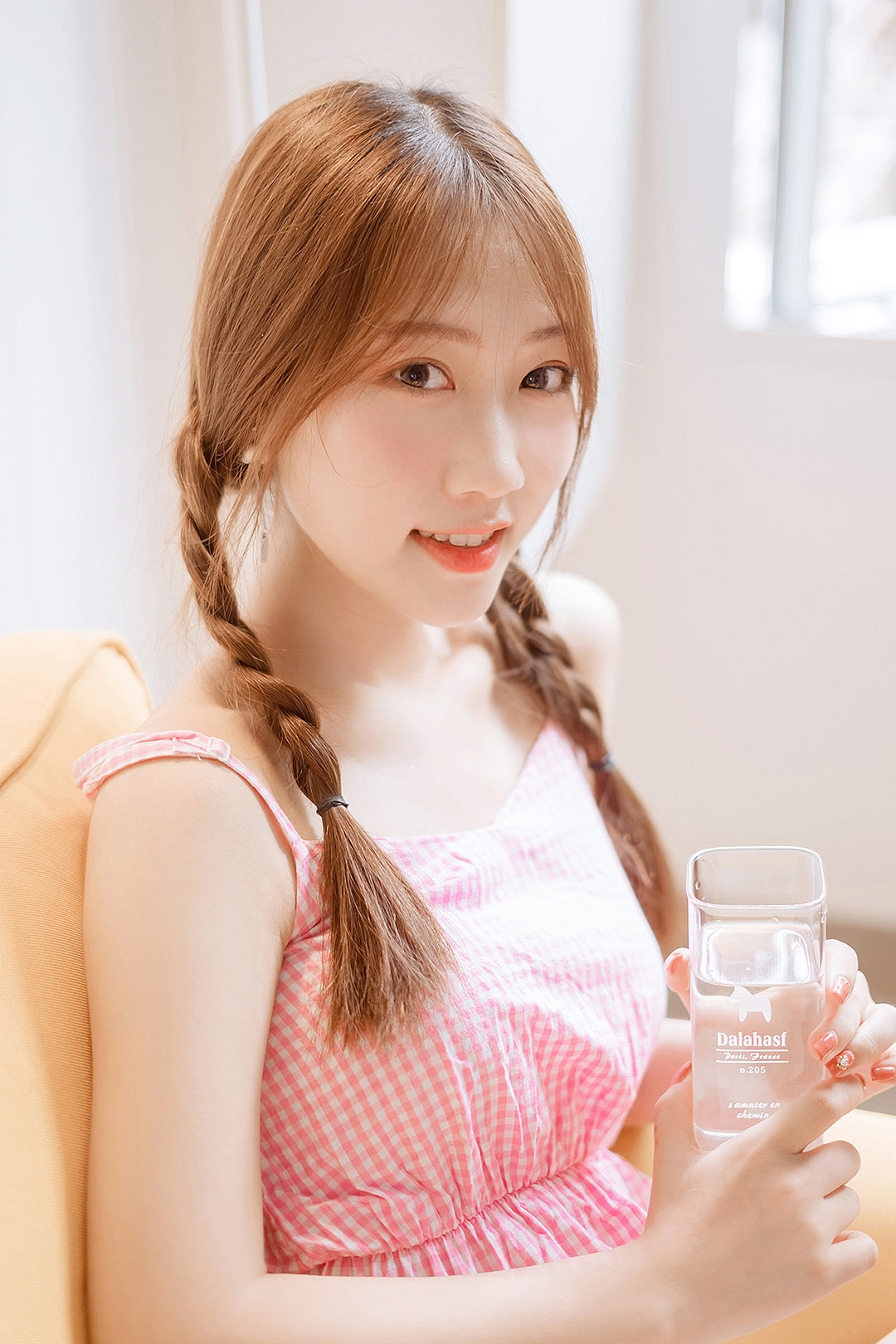 「女孩和柯基」