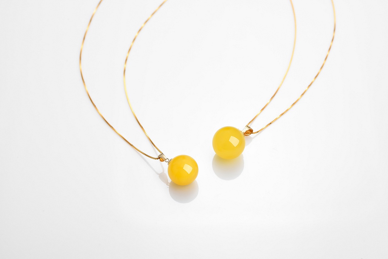 18k蜜蜡吊坠（图ZMTIwOTk5NTY4） - 产品摄影 - 站酷设计师摄影师河马原创素材 - 站酷ZCOOL