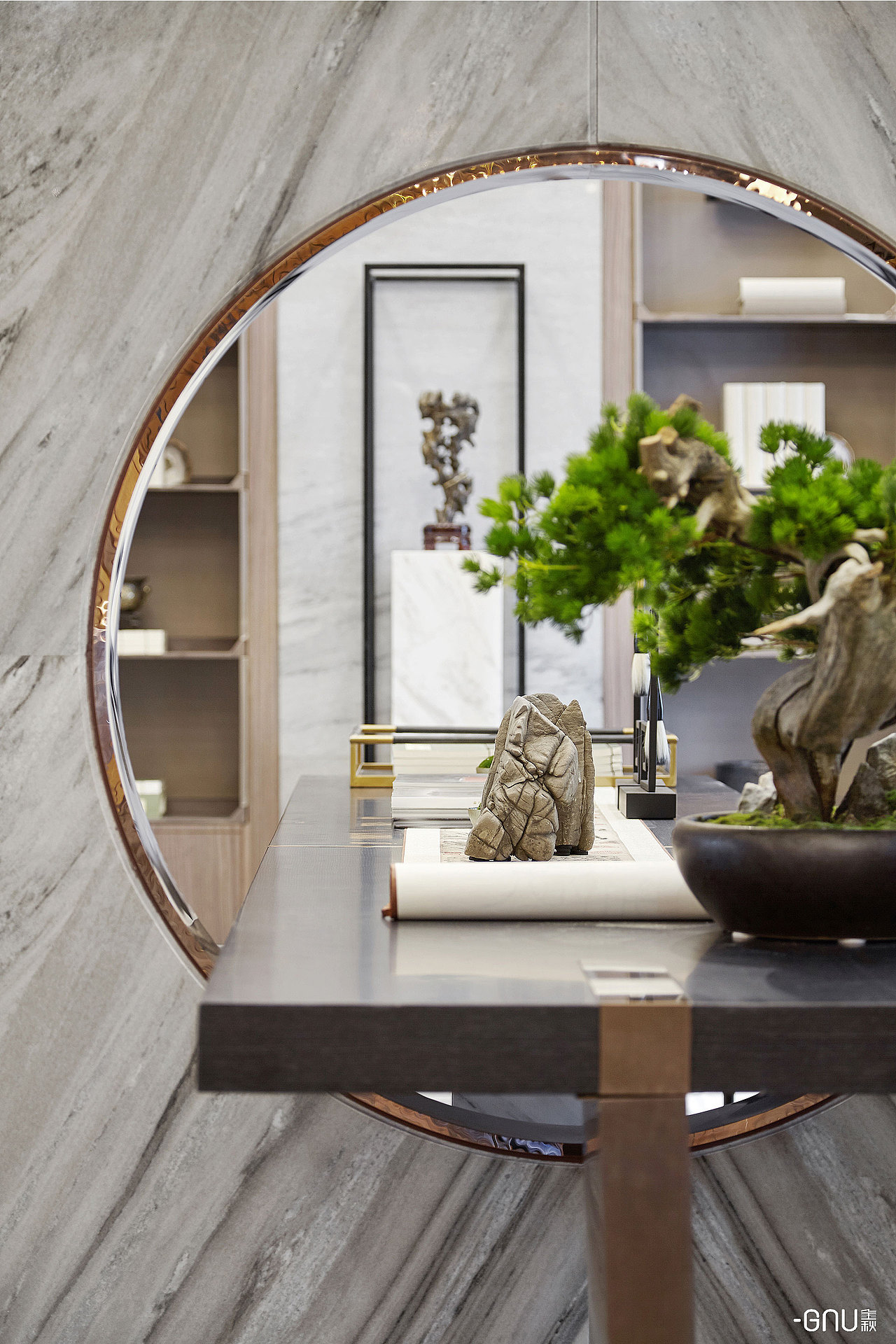 
<br>设计师打破程式化的设计，以“泼墨法”、“积墨法”作为设计中强烈的影像感染，为东方气质美学营造深邃辽远的传统意蕴。