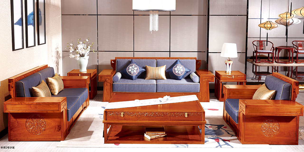 听荷 2 号沙发相较适合大户型,整体设计以官帽造型展开,超宽厚重的扶手设计, 用料奢侈,沉稳周正,从容不迫尽显大家风范,近赏实用温馨!
设计元素:<br>a.沙发靠背上“卷草纹”寓意“生机勃勃、祥云之气”<br>b.沙发侧板:点缀海棠花:寓意“花开富贵、家和万事兴、”与沙发抱枕刺绣海棠花与沙发 海棠花呼应:海棠花古代时被誉为“佳人”“只有才子才能配佳人……”<br>c.听荷 2 号沙发收纳功能超强,扶手、茶几、角几都有很强的收纳功能,超大容量,“大肚量有大智慧,不愧荣称“百宝箱沙发”,<br>d.沙发靠背“田”字框格:起到更好稳固产品的作用,结合百宝箱储物的寓意“良田万亩、家财万贯”,风水角度有靠山的意思……<br>坐垫采用宝蓝色软包“高端大气上档次,低调奢华有内涵” ,配合黄金色抱枕做点缀,色彩沉稳又不失单调。<br>金色代表:财富、阳光、正能量