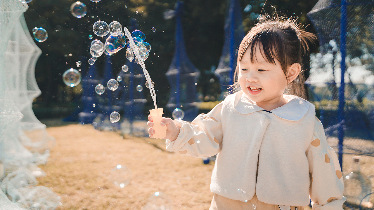 站在光里吹着泡泡的女孩儿