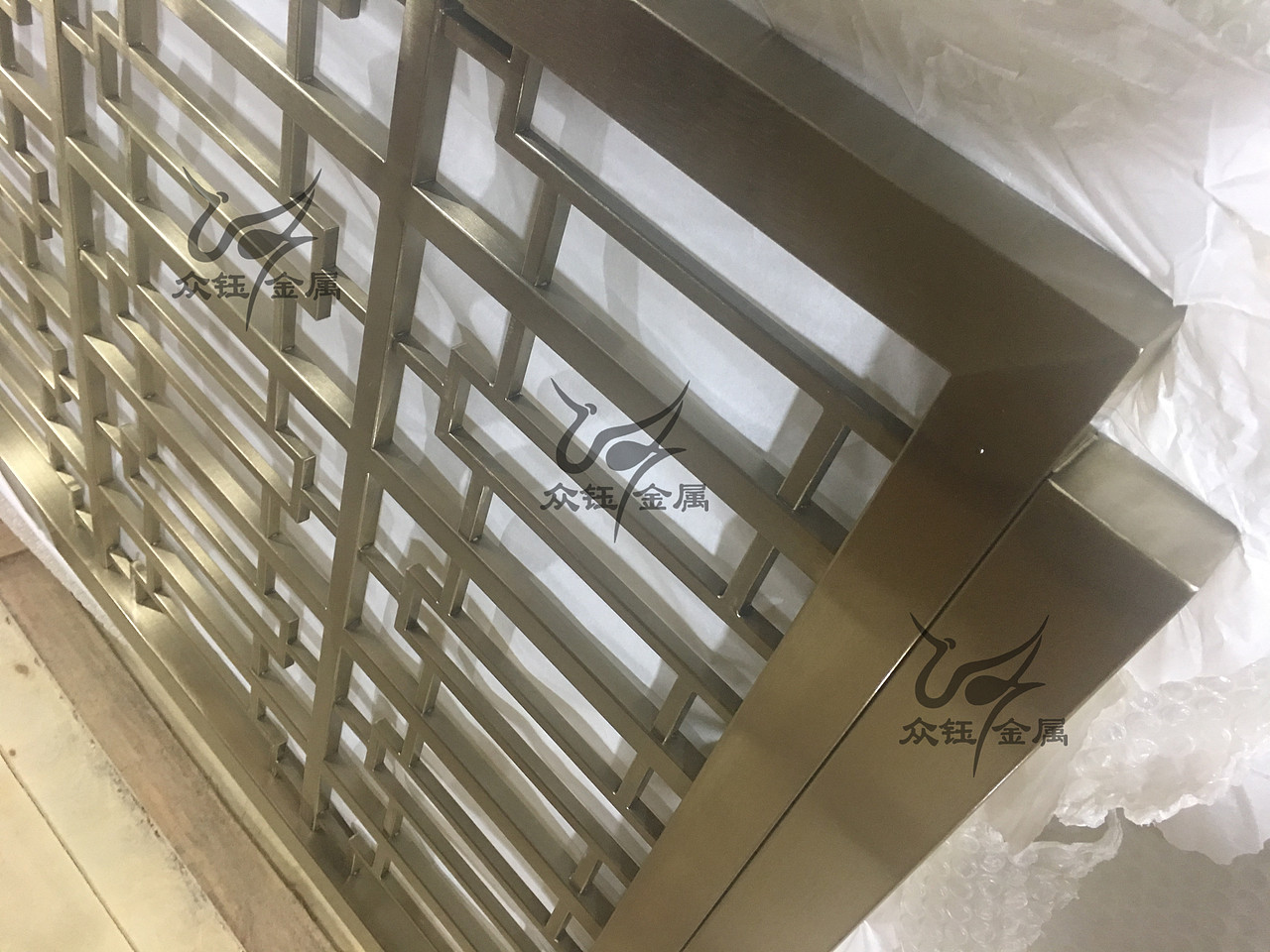 不锈钢拉丝仿古铜屏风 匠心独运（图ZMjA0MzQyNjU2） - 其他工业/产品 - 站酷设计师艺术金属原创素材 - 站酷ZCOOL