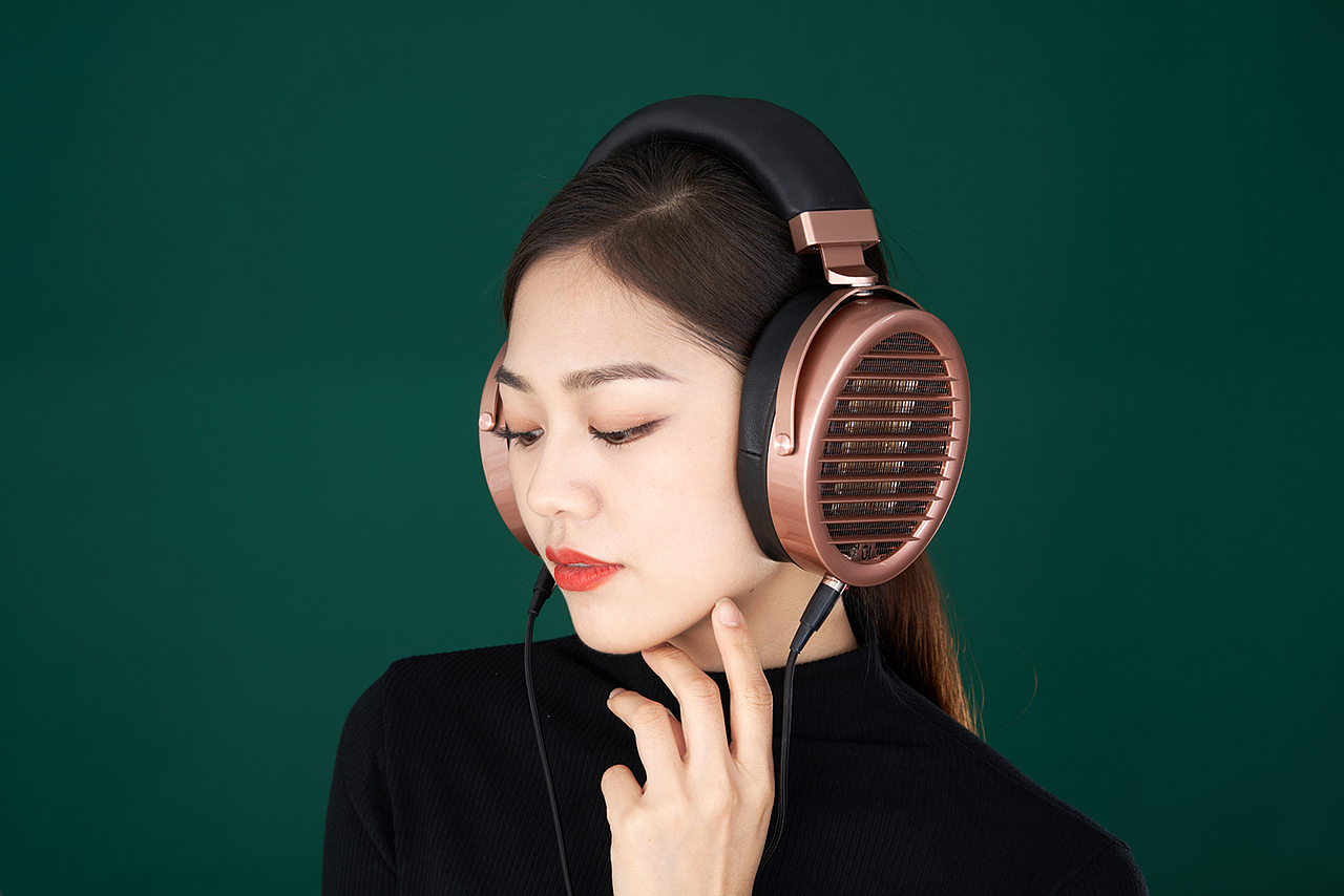 金平面耳机美女模特展示