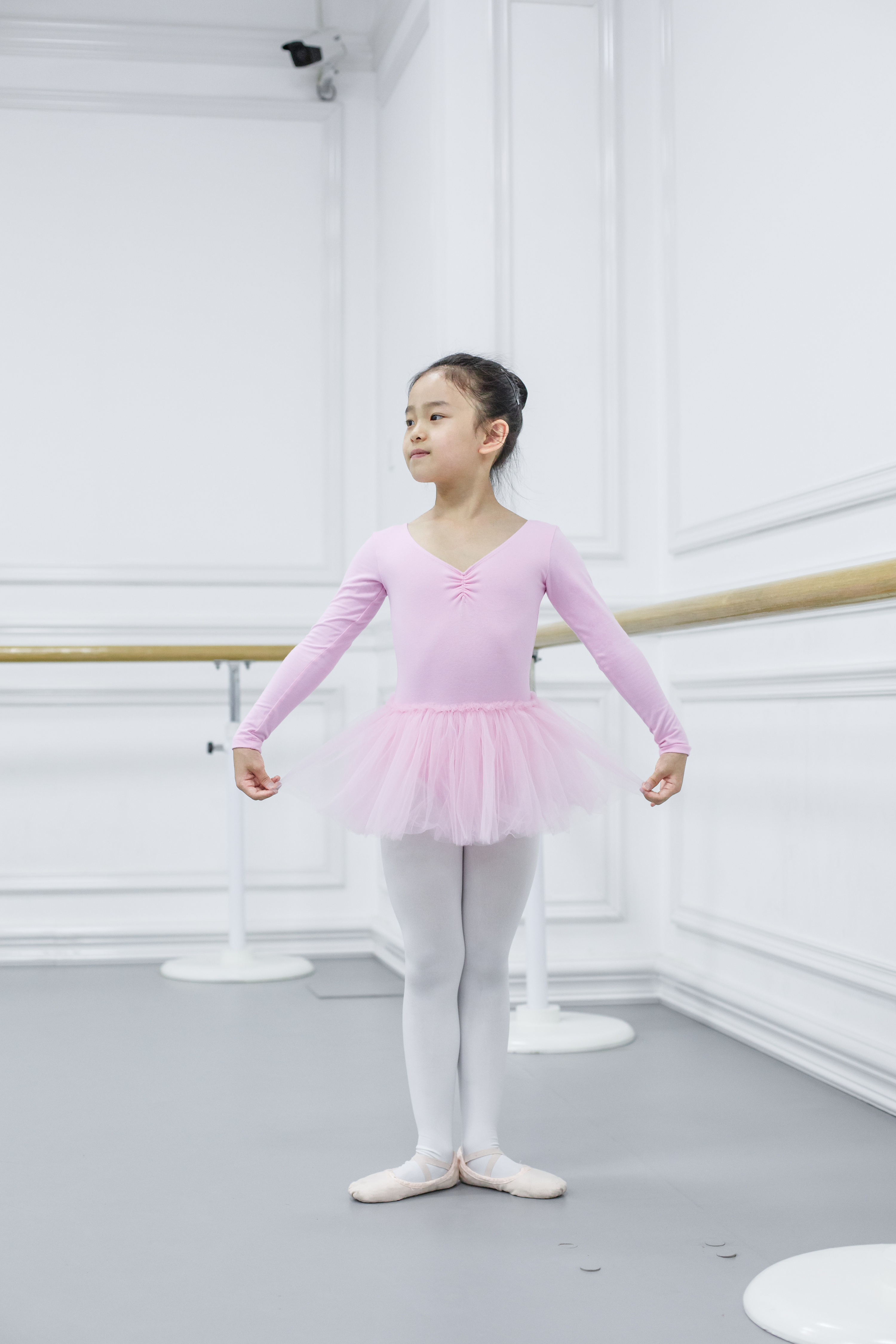 芭蕾舞女孩展示白色丝袜 - 中国丝袜网