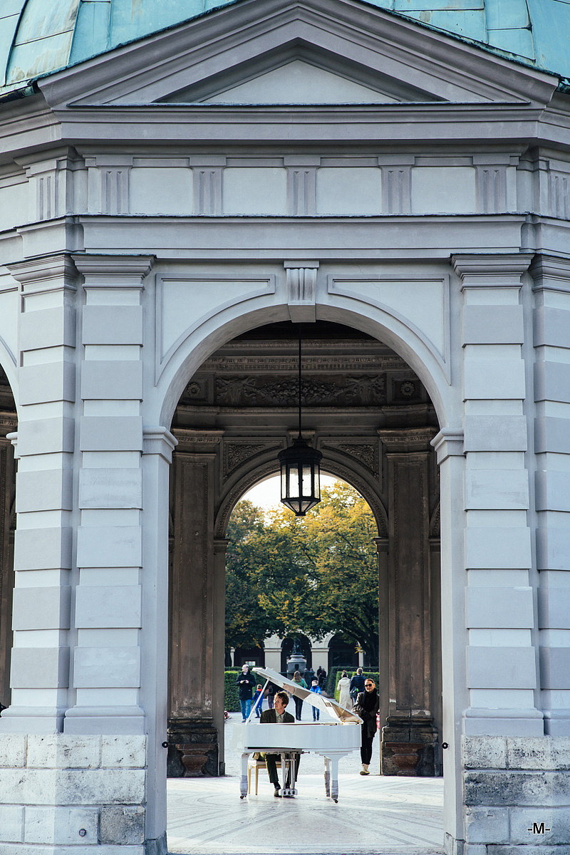 000：位于慕尼黑王宫花园内的月亮女神戴安娜的小亭子是整座公园中间最为亮眼的一坐小建筑，而在二战时，原本的建筑已经被轰炸摧毁。于是这作小亭廊的细节很明显是翻新后的样式。每篇都喜欢用人来开始，这篇也不例外，庭廊中间的一架白色三脚架钢琴，幽幽伴随着琴声，自己不由得被这样的画面所吸引。而演奏者或许正在看向阳光而无心的走了一下神，远处静静欣赏的女子却目不转睛的看着这边。喜欢国外的，大概就是这样的气氛吧，自然而然，却又看起来很特别。如此而引出的德国部分，大概就是我想述说的样子吧