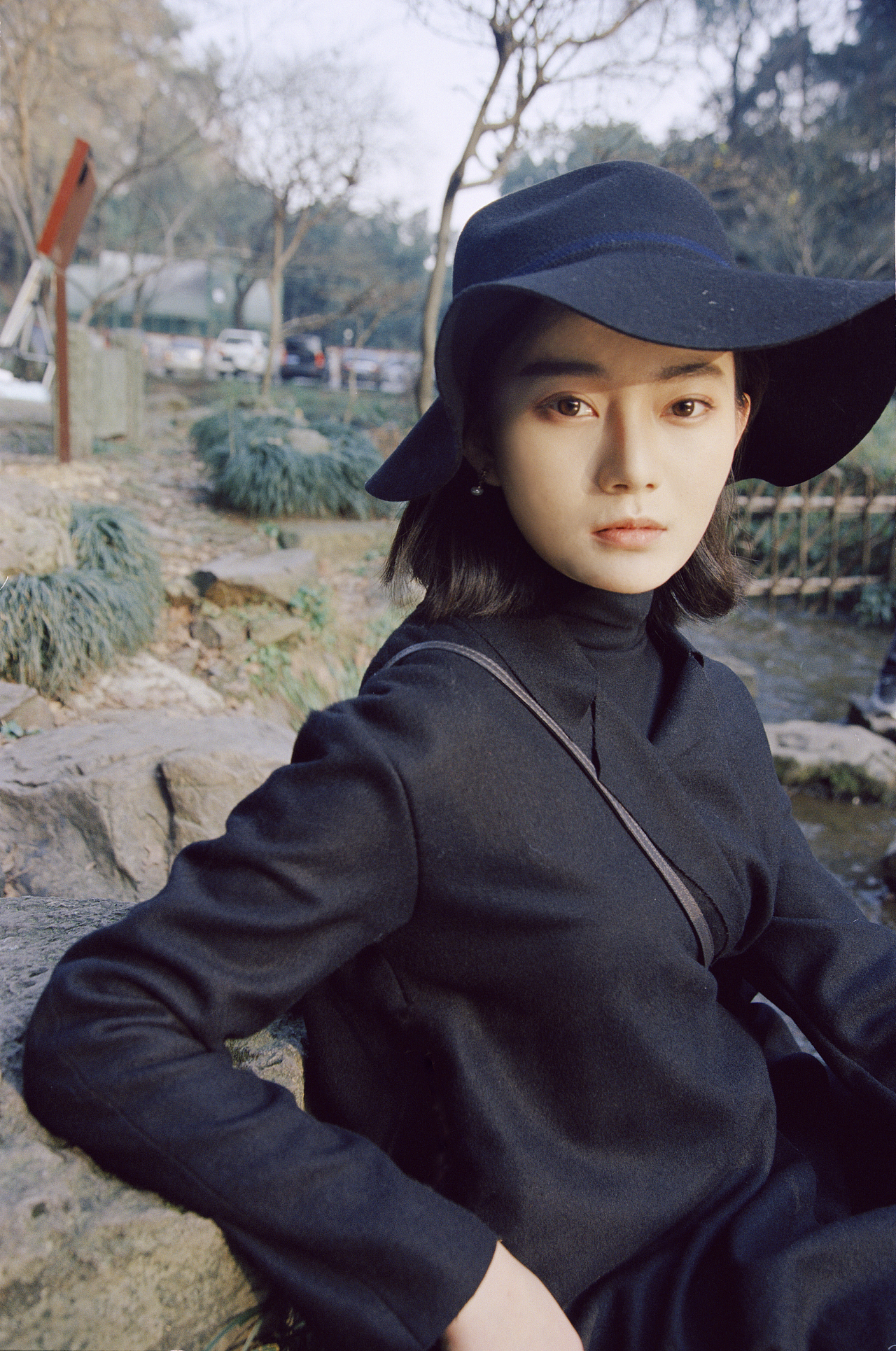 以一种假装放荡的矜持/与你告别