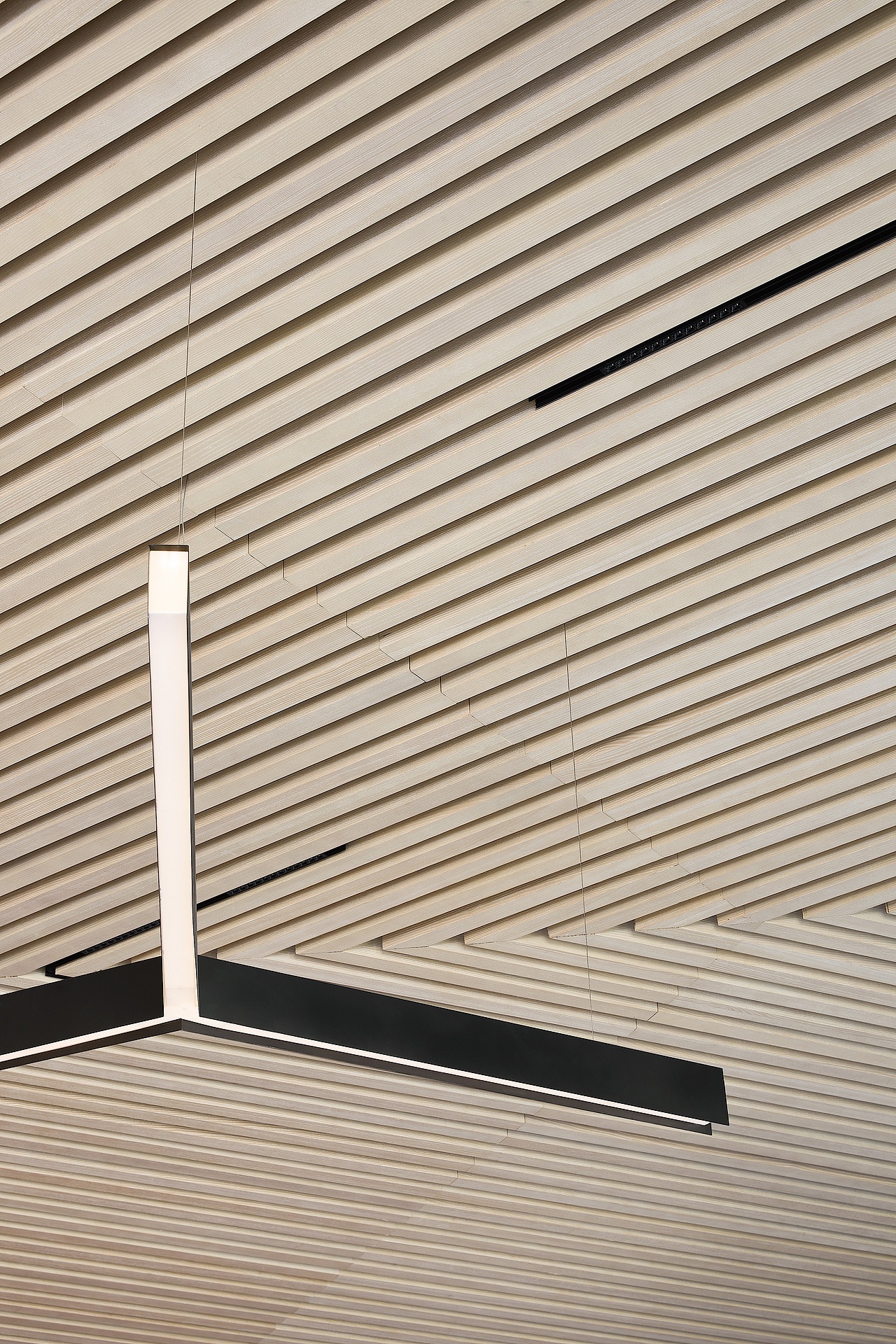 沙盘区悬挂富有极简主义的卡萨龙吊灯,像树枝一样向外舒展,让整体空间也得到延伸,添具一份现代抽象美感