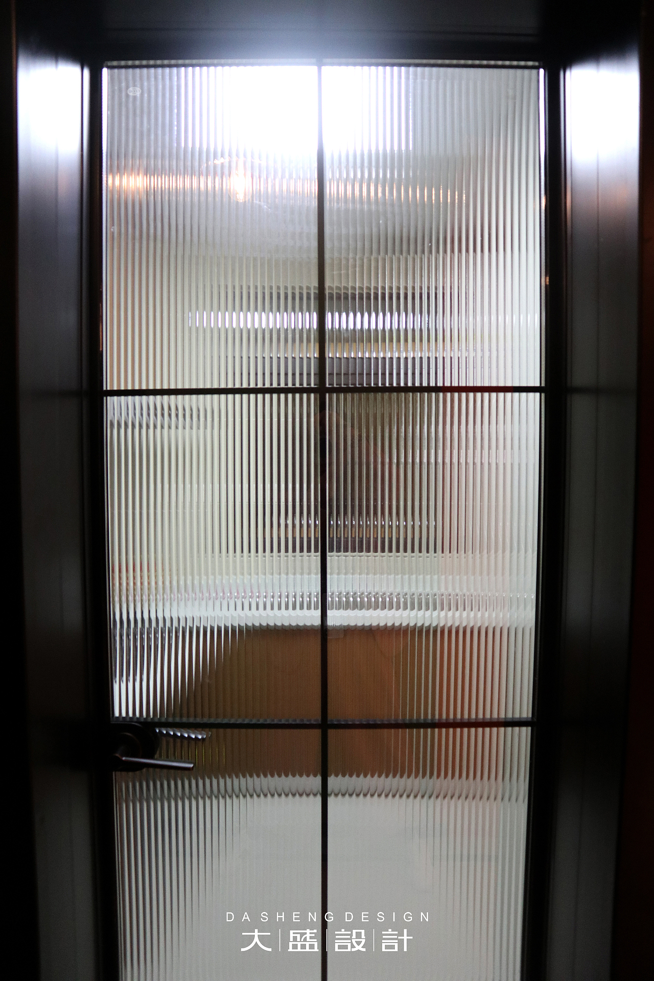 厨房用长虹玻璃门,阻挡油烟的同时保证了厨房的通透性.