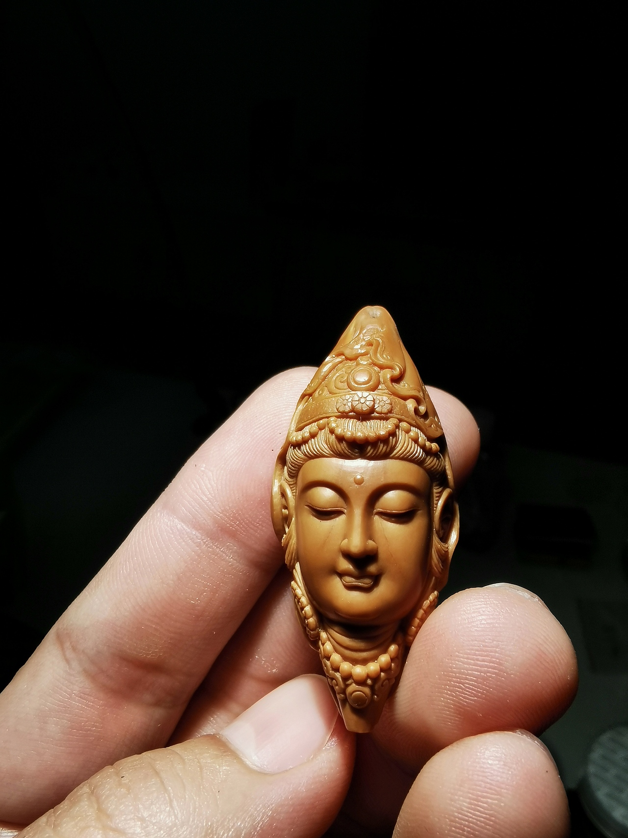 橄榄核雕刻观音法相