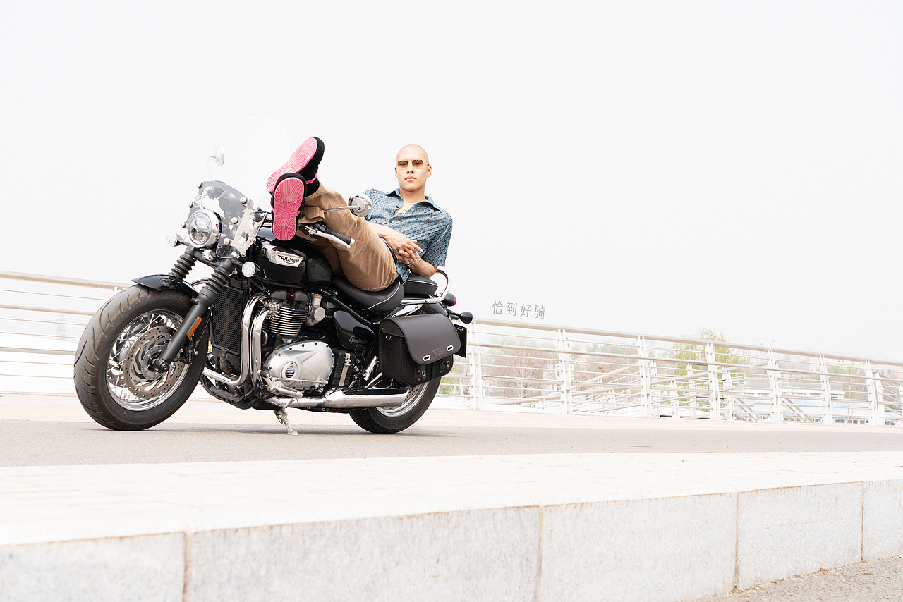 机车和粉拖鞋光头👨‍🦲（图ZMjk2NjE3NjA4） - 人像摄影 - 站酷设计师澍达Soda原创素材 - 站酷ZCOOL