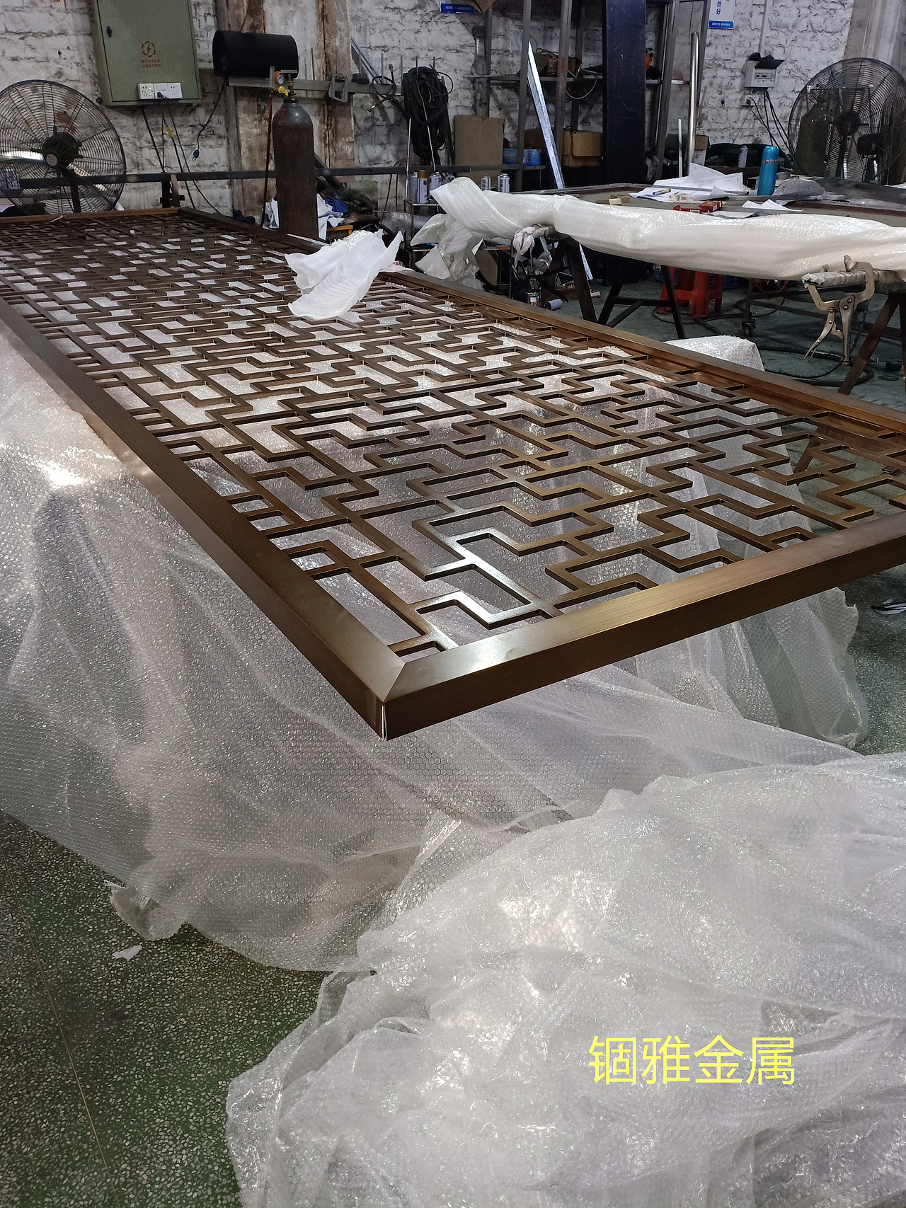 家庭装修仿古铜铝板镂空屏风花格装饰艺术效果极好（图ZMjU3MTUzMDQ0） - 家装设计 - 站酷设计师锢雅18566019743原创素材 - 站酷ZCOOL