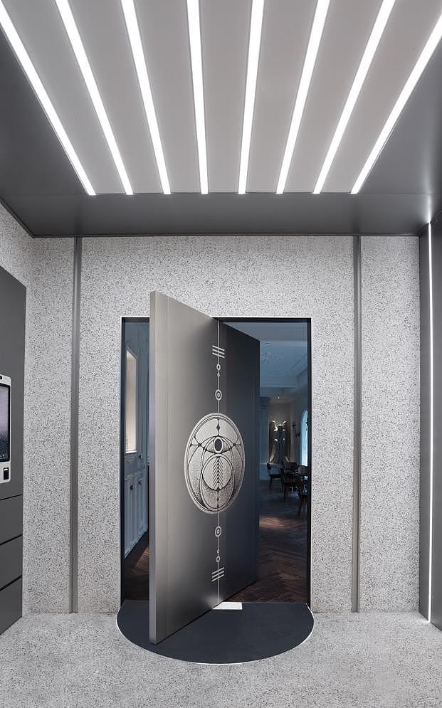 隐形旋转门作为外建筑和内空间的承启，书写了 | NOVVINE | 的序章。第一空间运用了定制不锈钢喷砂板和水洗石，线性灯光更加烘托出了材质的肌理。我们运用古典元素和现代元素的视觉冲击来给予客人时空穿梭感。
| 我们没有在设计风格，我们在打造时空穿梭的场景 |