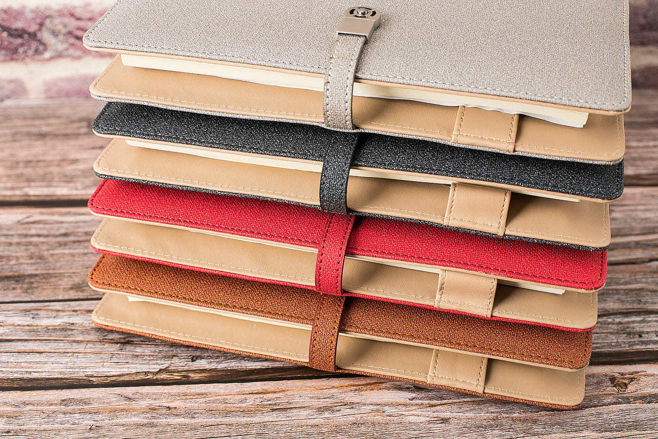 方便携带的纽磁扣内置电源记事本