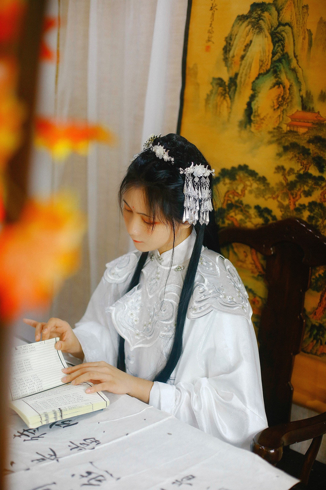 日日花前常病酒,敢辞镜里朱颜瘦