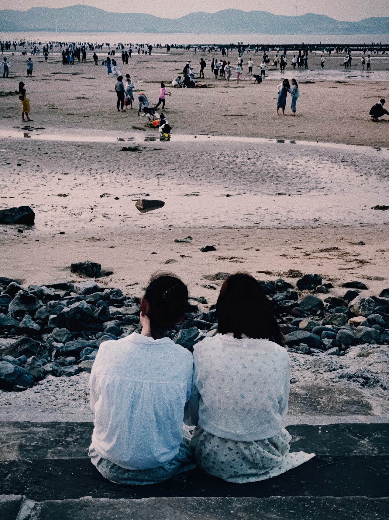 海的女孩夕阳女孩两个沙滩背影摄影图配图高清摄影大图-千库网