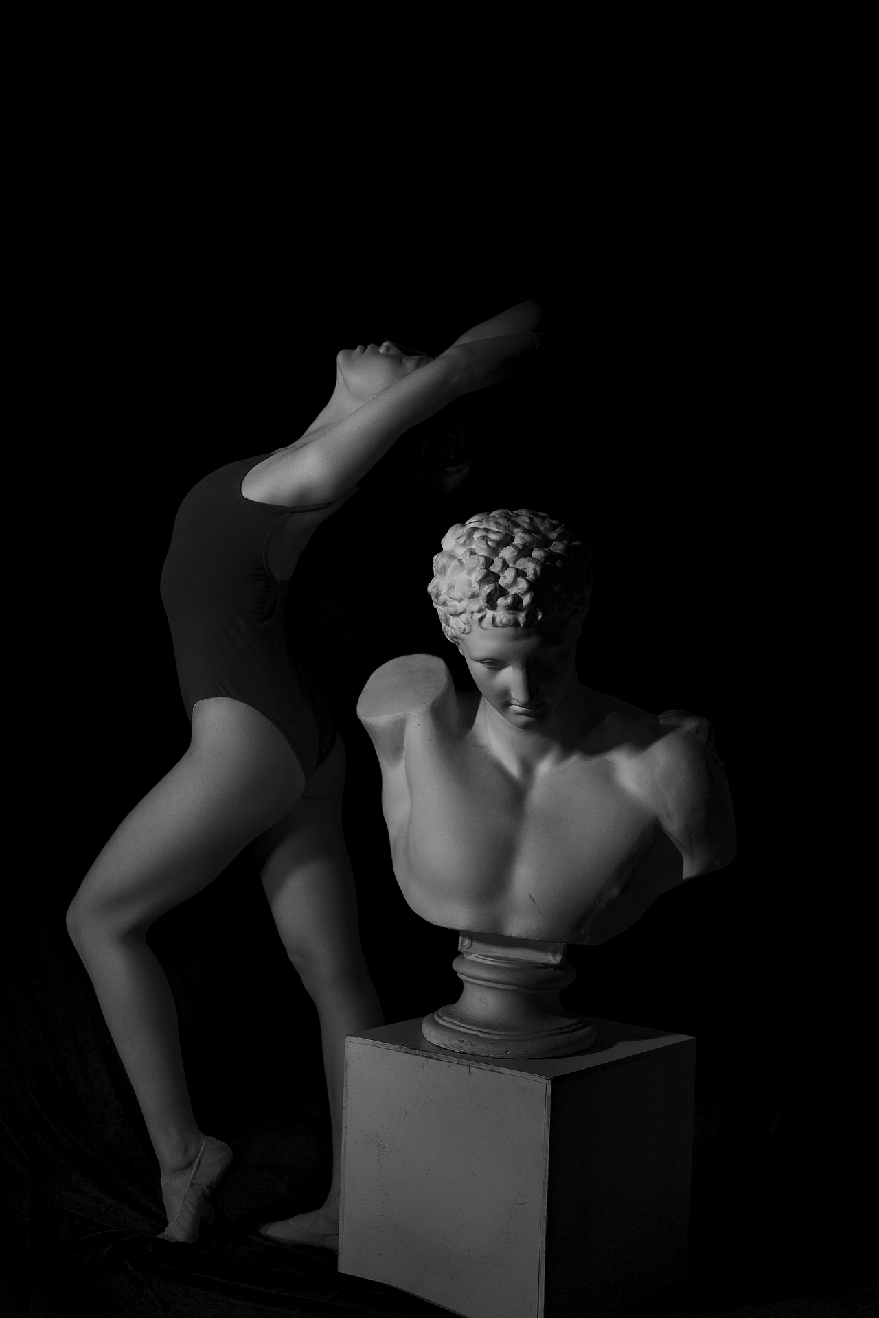 舞蹈的少女和雕塑（图ZMjc1NDc5MDY0） - 人像摄影 - 站酷设计师林胡月原创素材 - 站酷ZCOOL