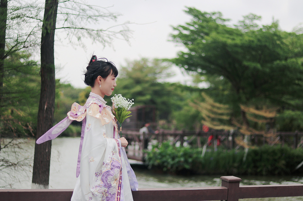 汉服拍摄- 春阴垂野草青青,时有幽花一树明。