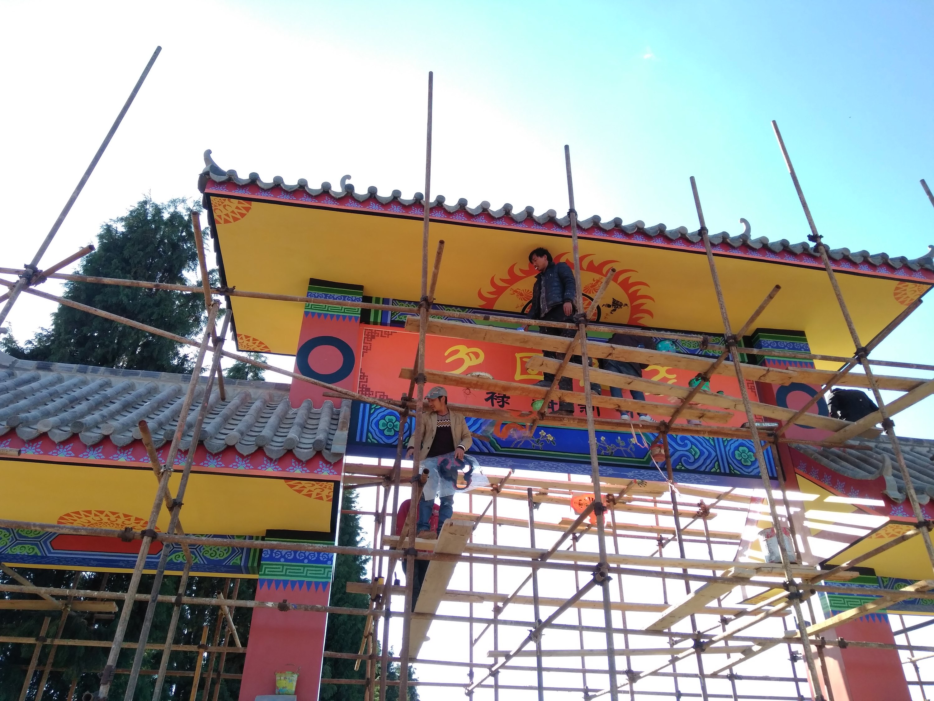 彝族大门彝族牌坊云南彝族文化建设彩绘彝族花纹墙绘