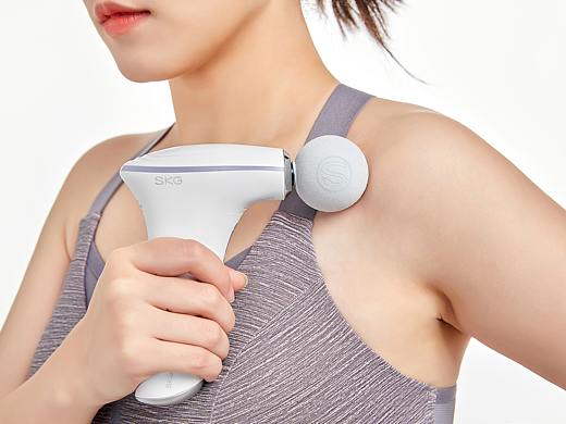 SKG筋膜枪模特图