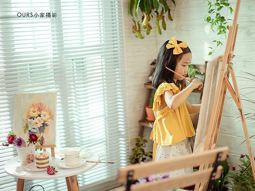 爱画画的小女孩