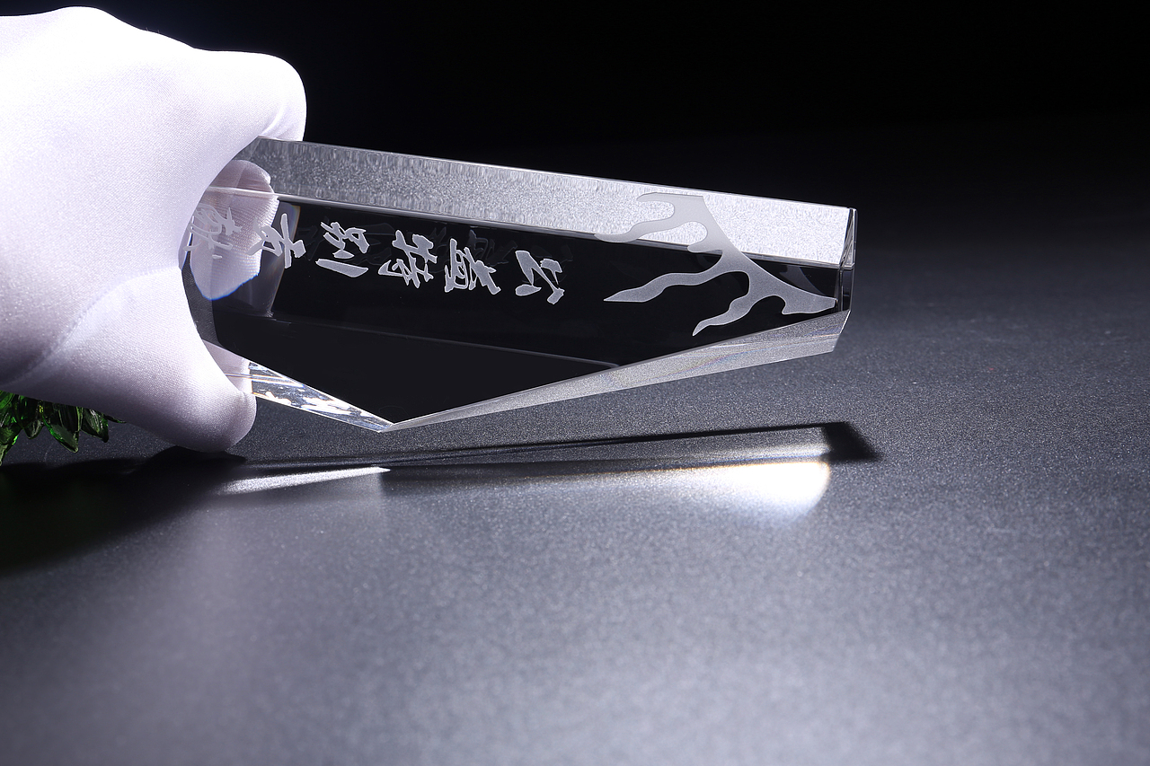 琉璃水晶奖杯拍摄（图ZOTYxODM2NDQ=） - 产品摄影 - 站酷设计师linchunjianlike原创素材 - 站酷ZCOOL