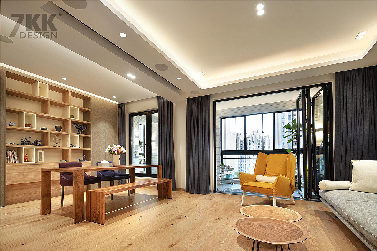 她需要突破传统的思维,并不需要一个方正的客厅。