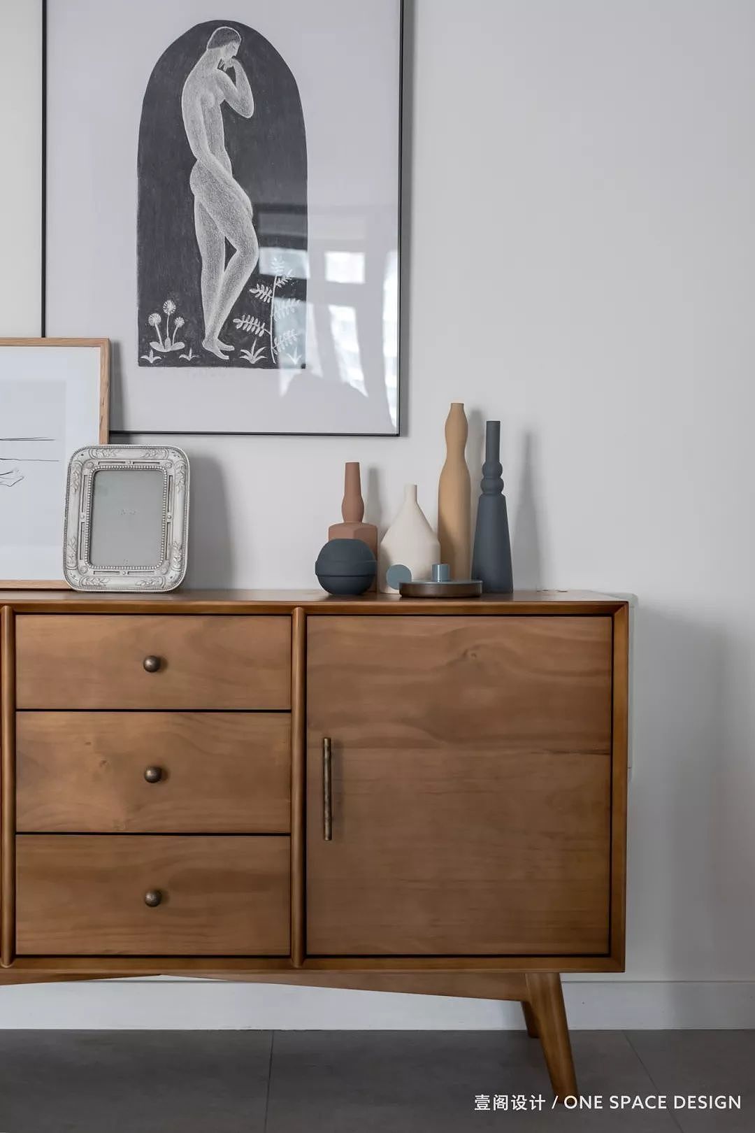 局部采用温润的自然木质营造复古情调。