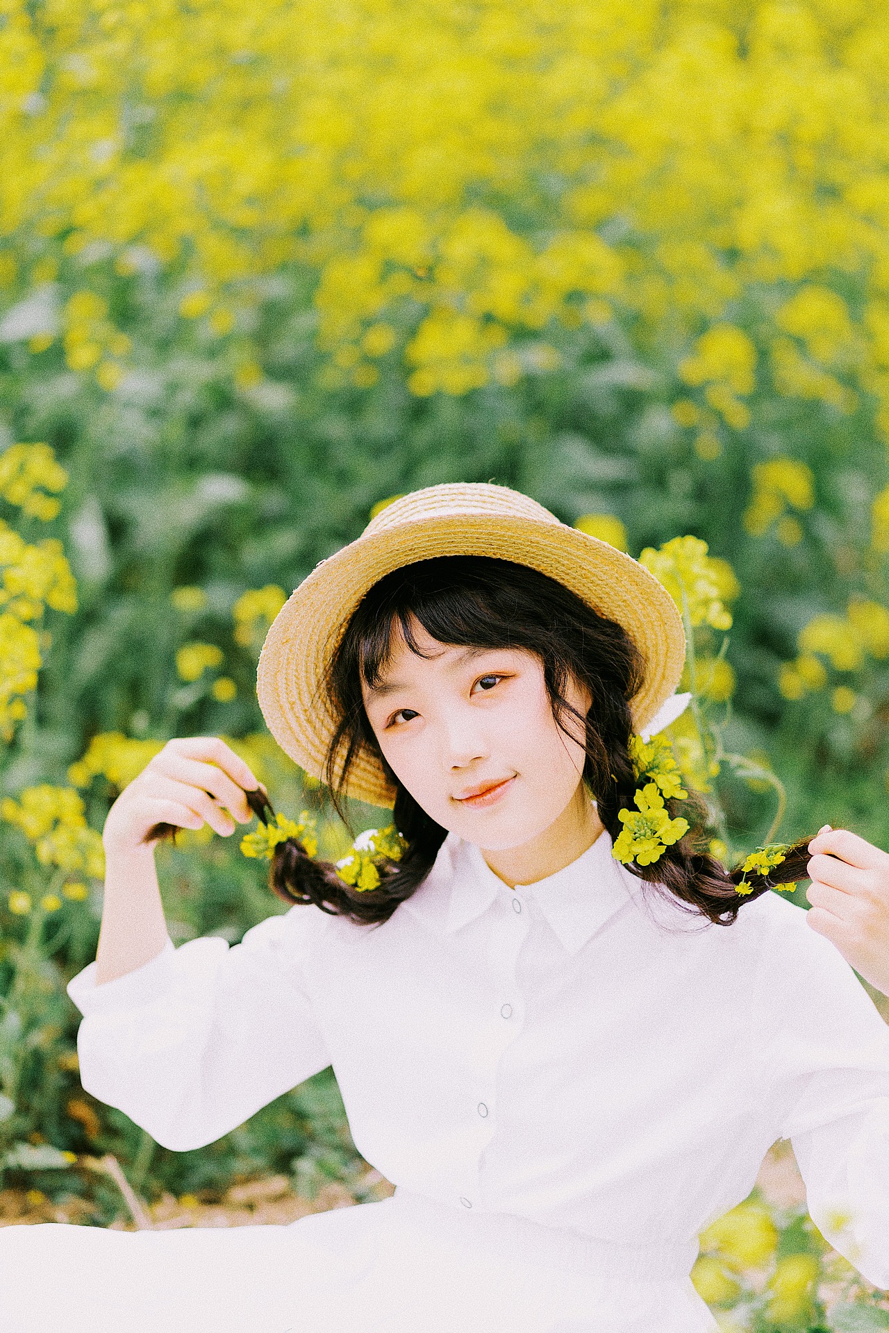 春天里の油菜花田女孩