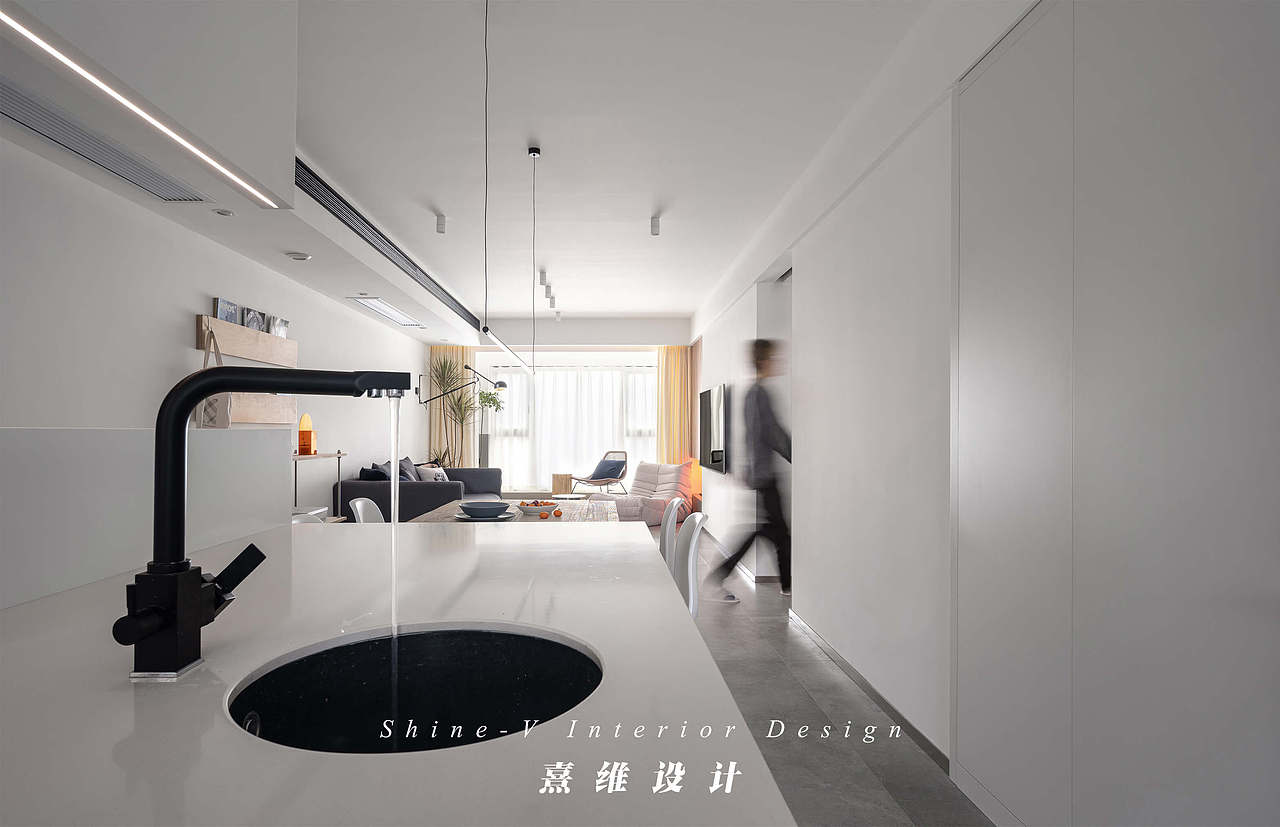 ▲岛台与多功能柜,将厨房功能延伸至餐桌最近处。柜体保持与墙面齐平,厨房电器也被严丝合缝的纳入其中,电器本体的黑色装饰了不着一色的无声独白,远大于物质性的精神性悄然而至。