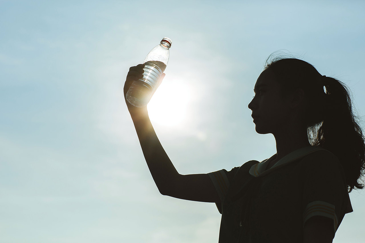 她的睫毛弯的嘴角用眼神对我拍照
