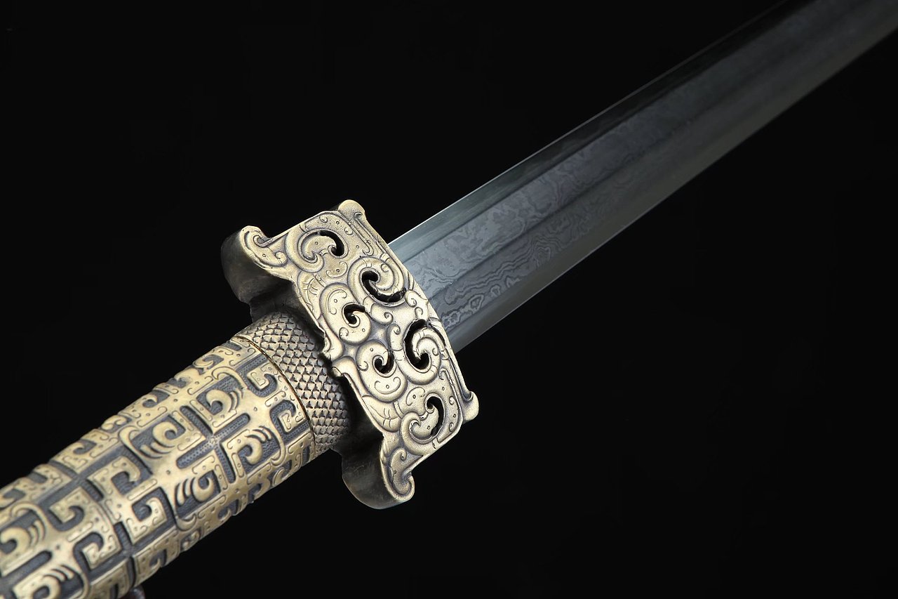 剑身:百炼花纹钢,手工锻造,精细手磨古战国纹中国武侠系列纯铜手柄