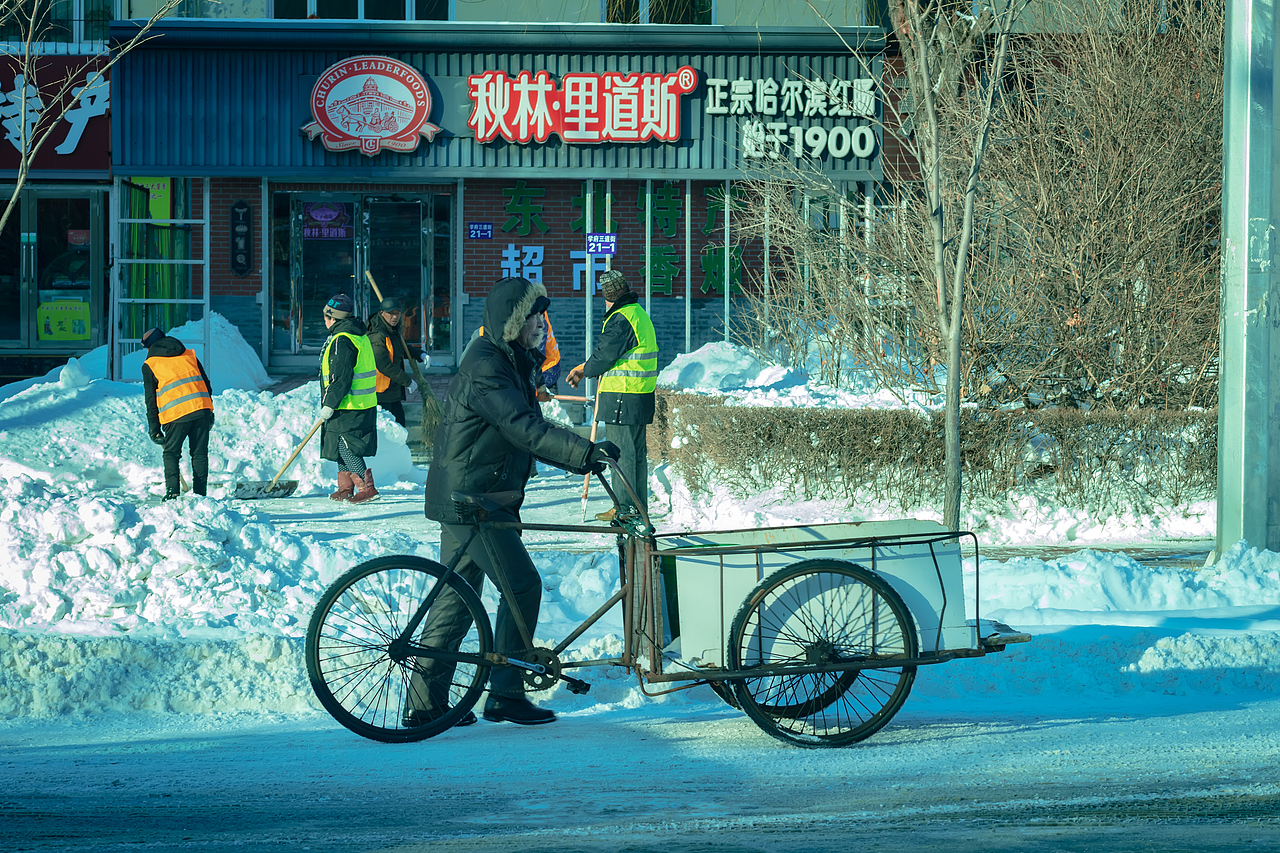 寒冬，暴雪，没有什么是能够阻挡人们追求美好生活的。（图ZMjMyODE3NjA0） - 人像摄影 - 站酷设计师摄影李狗蛋原创素材 - 站酷ZCOOL