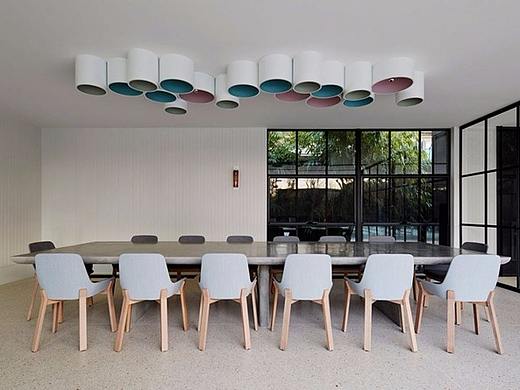 混凝土桌子+简约气质，生成不一样的室内设计风格