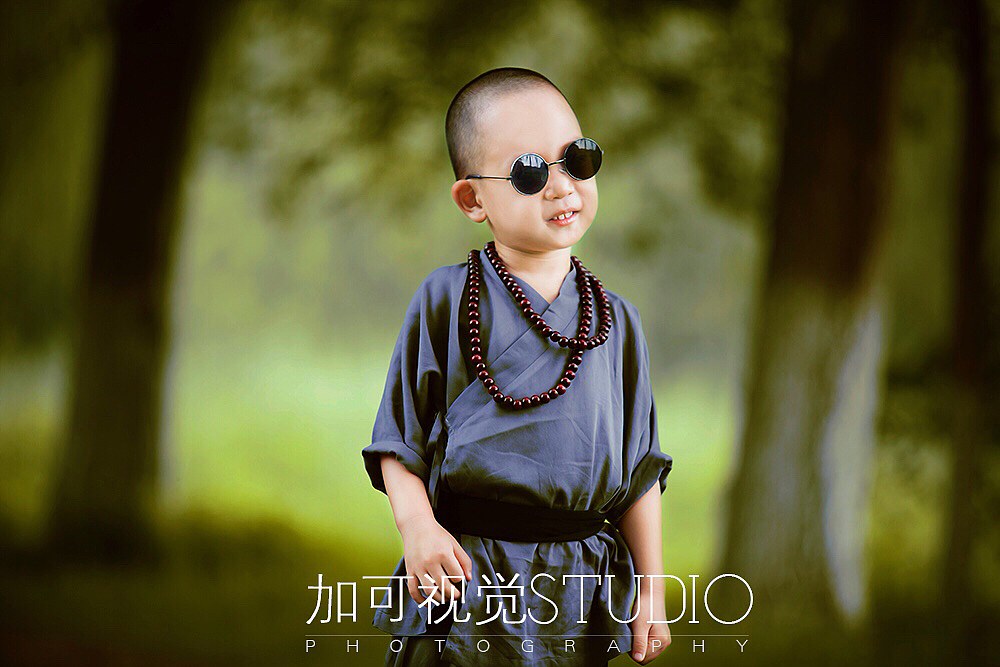 分享收藏采药小男孩11天小美女小雨吃西瓜浅卧山石廊前立,蝉鸣旧曲追