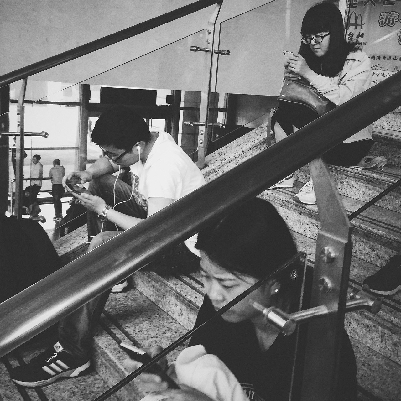 当手机成了我们唯一的玩伴（图ZNDc3NTI5MDg=） - 人文/纪实摄影 - 站酷设计师OldWhale原创素材 - 站酷ZCOOL