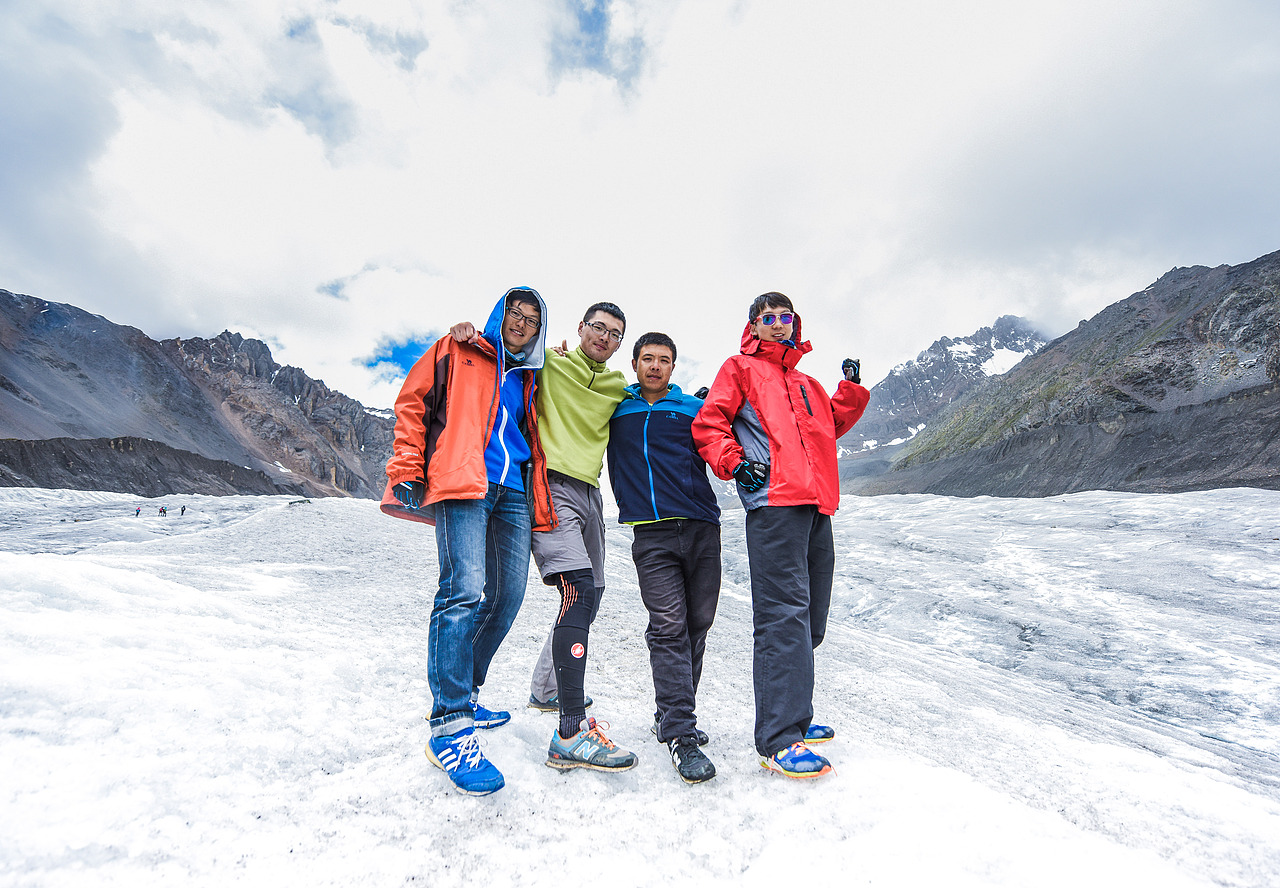 骑行的四个男生,在爬仁龙巴冰川时,让我给他们拍一张合照