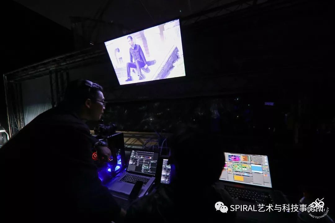 SPIRAL团队在秀场控制室