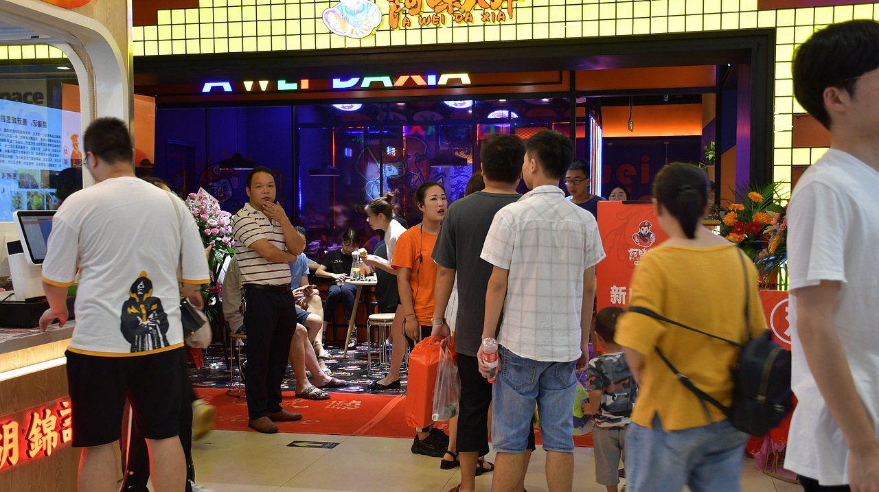 阿味大虾火锅连锁餐饮旗舰店实景拍摄 - 连锁加盟品牌（图ZMTcyNDkwMTU2） - 人像摄影 - 站酷设计师英皇视觉原创素材 - 站酷ZCOOL