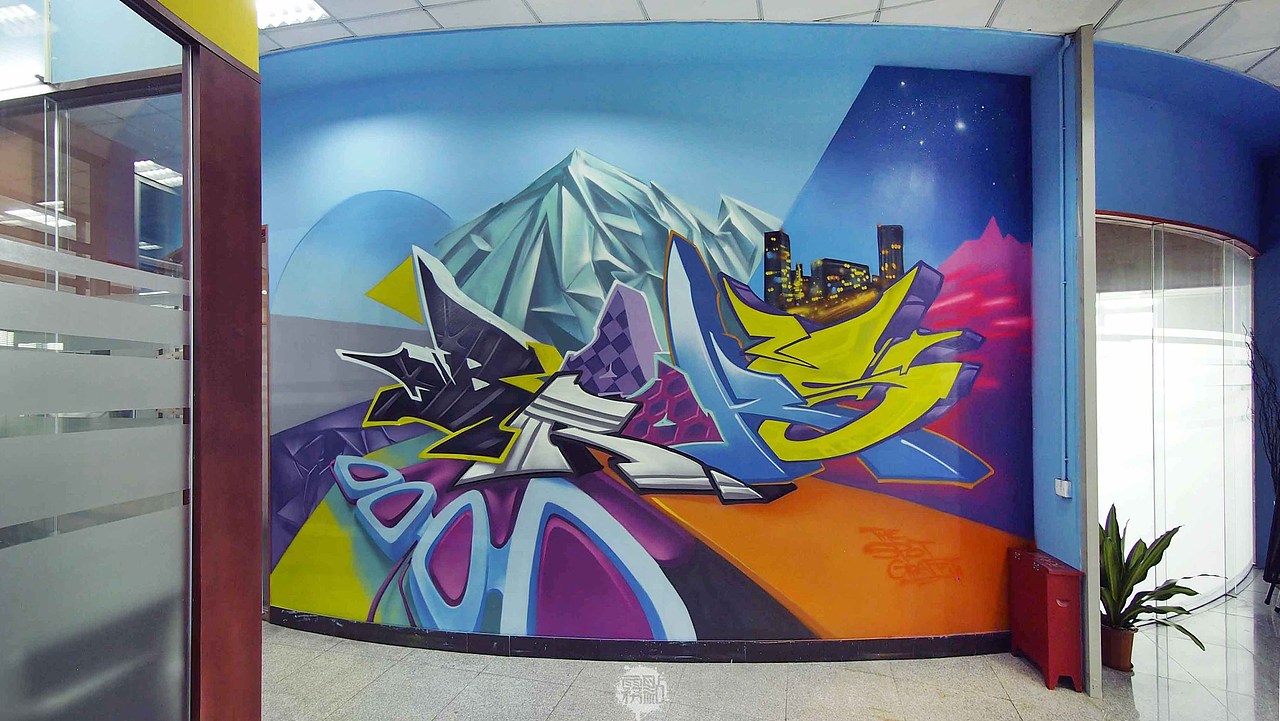 一进入大门,雪山和灯火辉煌的城市映入眼帘,不知道您有没有注意到跑鞋的元素也出现在画面中。主题当然是BROOKS的名字的主题,静态字和动态背景形成对比。大面积的蓝色天空和橙色道路强化了动感效果。