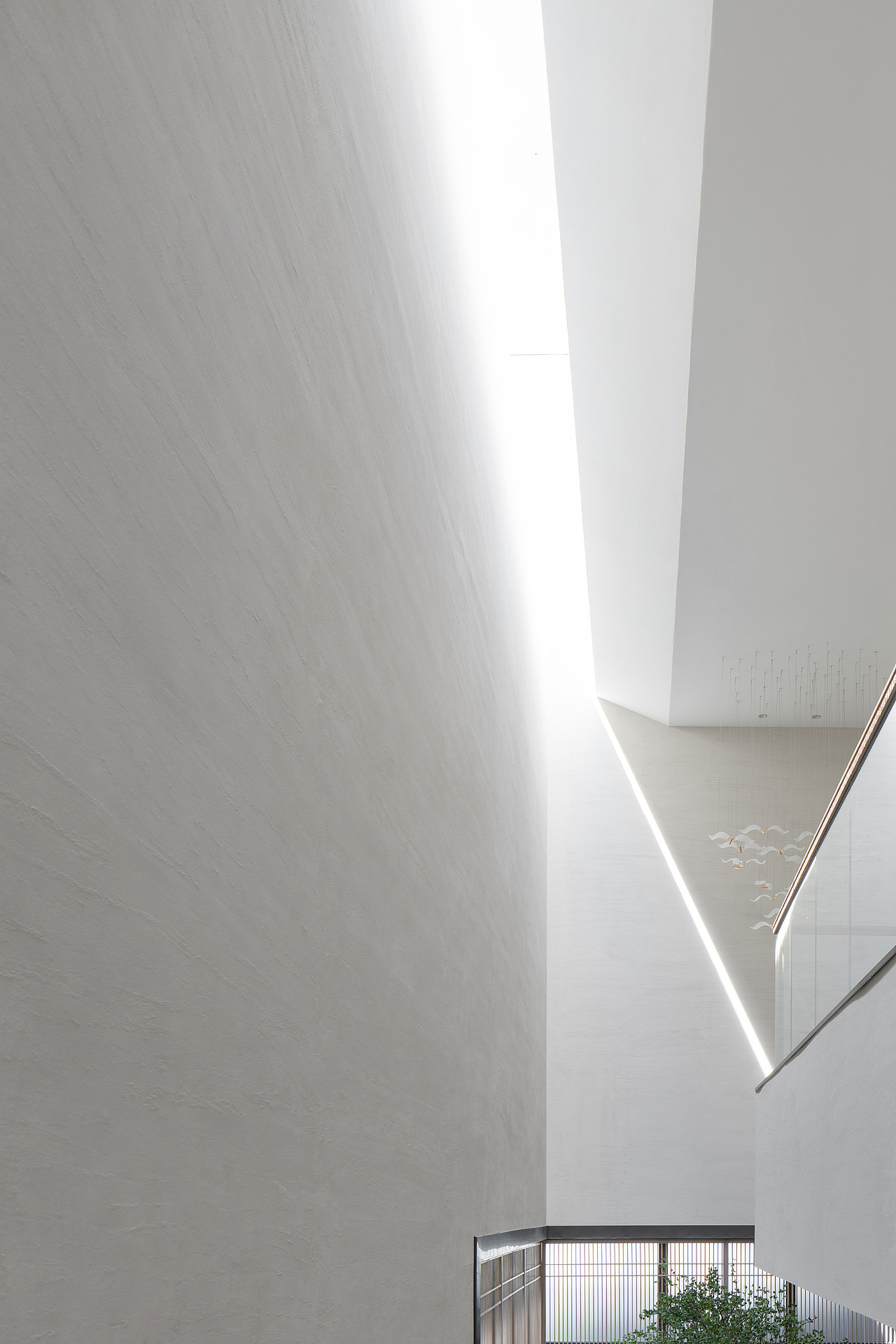 设计师巧借于光,在建筑顶部开凿出一条线形采光天井,让光线成为了空间秩序的一部分,给室内空间带来了适宜的自然光,时光流转,光从结构中投射下来,光线和墙面肌理漆发生微妙变化,充满了力量感和流动的质感。