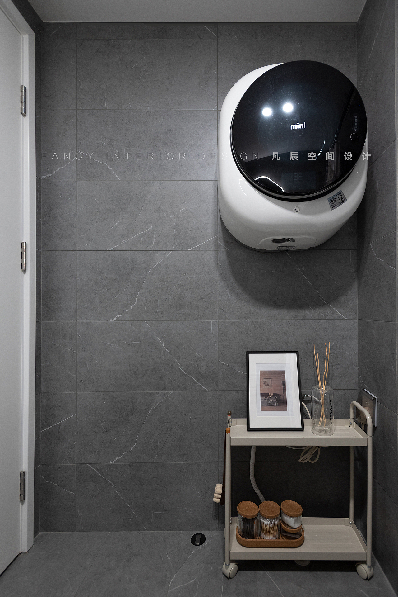 洗衣机下面的水管可用开架遮挡下,美观又实用~