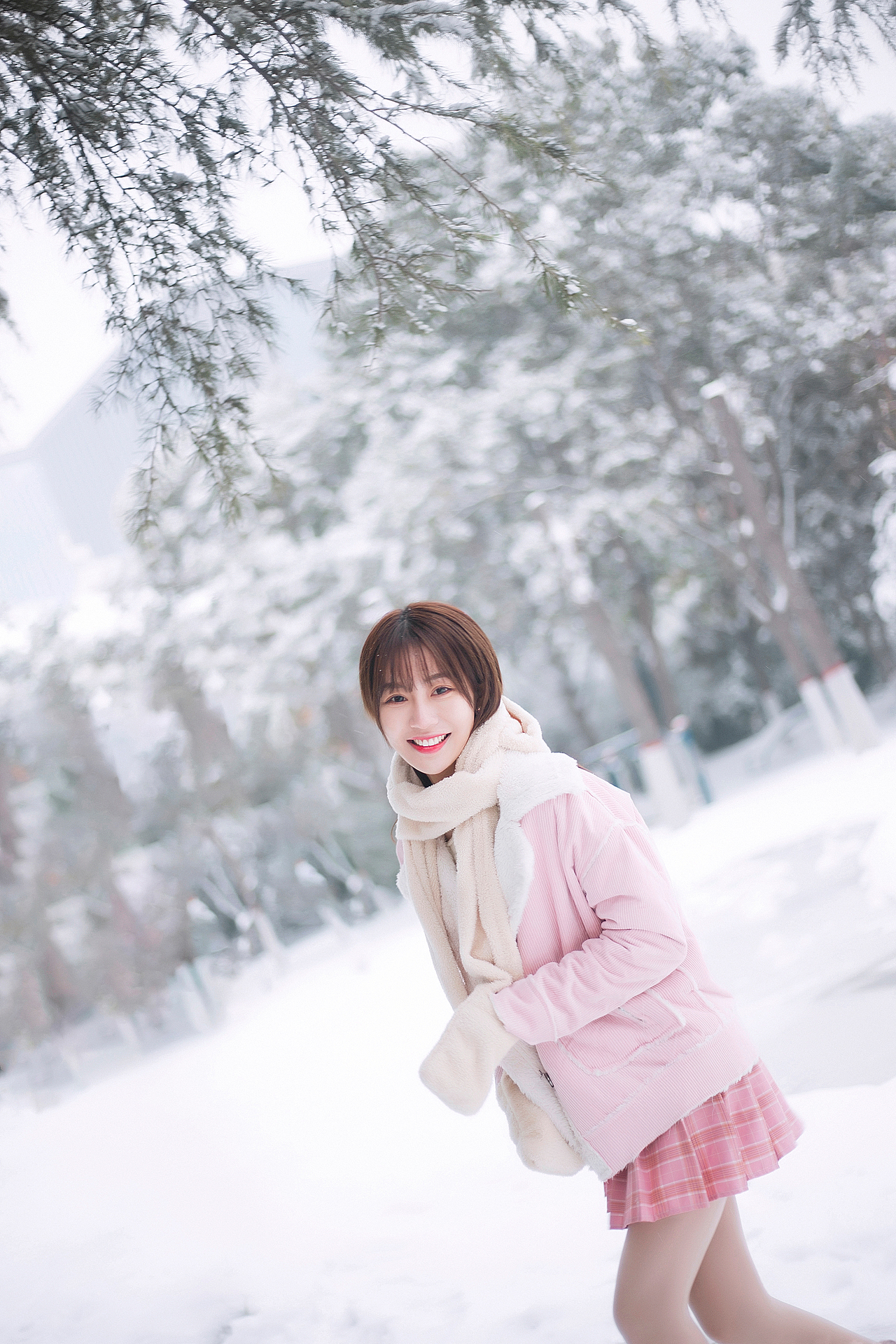 她踏雪而来