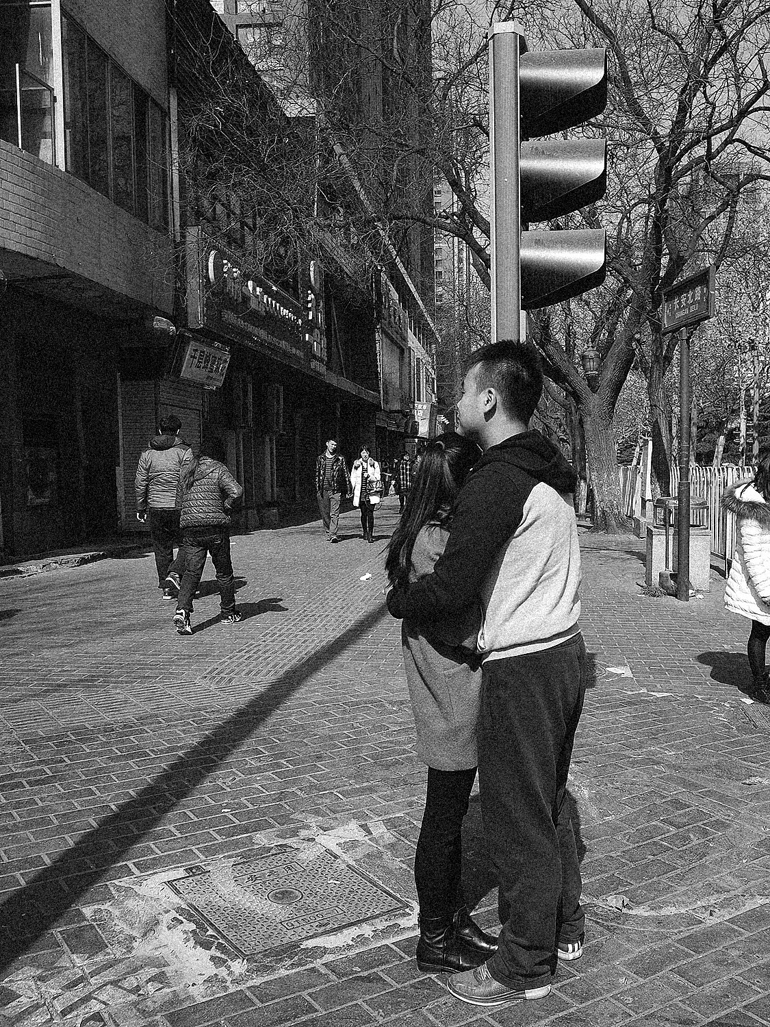 十字路口的拥抱