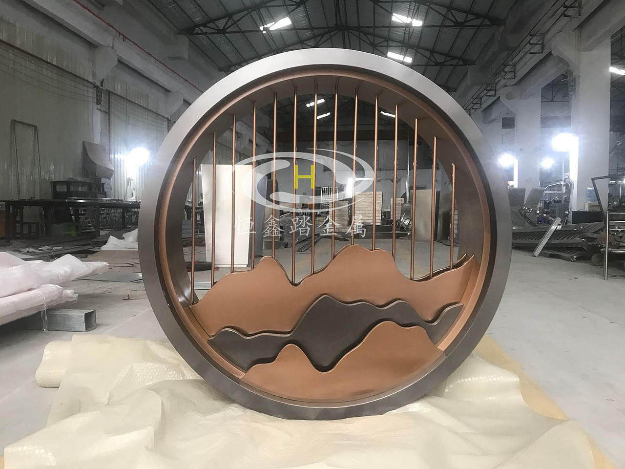 原来不锈钢山形隔断可以这么好看!适合圆形墙洞的屏风